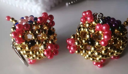 4月22日，想接正規(guī)廠家的手工活，大家在家找手工活做，手工之家珠繡串珠外發(fā)手工活為什么很適合在家做，圖為勵(lì)志珠珠繡串珠手工產(chǎn)品剪影(圖1)
