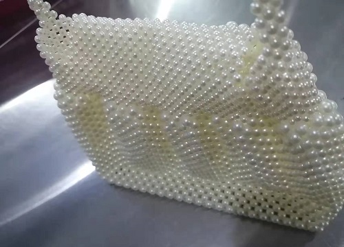 4月23日，拿回家做的手工活，在家做手工活掙錢，選擇手工之家，這里的加工費(fèi)高嗎？圖為勵志珠珠繡串珠手工珠包產(chǎn)品剪影