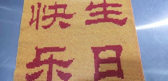 4月29日，正規(guī)純手工活外發(fā)，在手工之家手工就業(yè)創(chuàng)業(yè)，不用考慮太多，圖為勵(lì)志珠珠繡定制手工產(chǎn)品（小規(guī)格）剪影