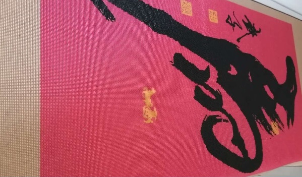 5月9日，手工外發(fā)加工網(wǎng)，全國正規(guī)手工活平臺有哪些，手工之家的加工人員在交流中成為朋友，圖為勵志珠珠繡串珠手工產(chǎn)品剪影