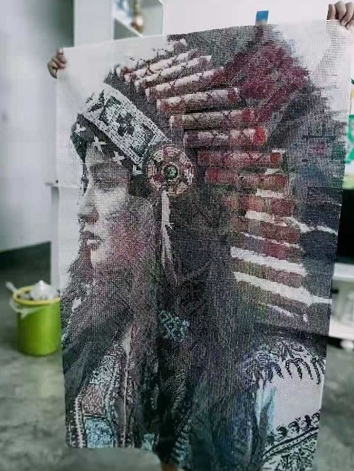 5月11日，手工串珠兼職，加工活外放的正規(guī)公司，真實(shí)是十多年老手工企業(yè)手工之家的一張重要名片，圖為勵志珠珠繡串珠手工加工現(xiàn)場剪影