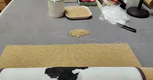 5月11日，手工串珠兼職，加工活外放的正規(guī)公司，真實(shí)是十多年老手工企業(yè)手工之家的一張重要名片，圖為勵志珠珠繡串珠手工加工現(xiàn)場剪影