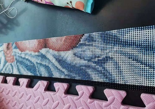 5月11日，手工串珠兼職，加工活外放的正規(guī)公司，真實(shí)是十多年老手工企業(yè)手工之家的一張重要名片，圖為勵志珠珠繡串珠手工加工現(xiàn)場剪影