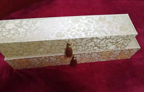 5月12日，農(nóng)村手工活加工項目代，帶回家做手工活，手工之家這樣做，大家自然很放心，圖為勵志珠珠繡手工產(chǎn)品多款外包裝剪影