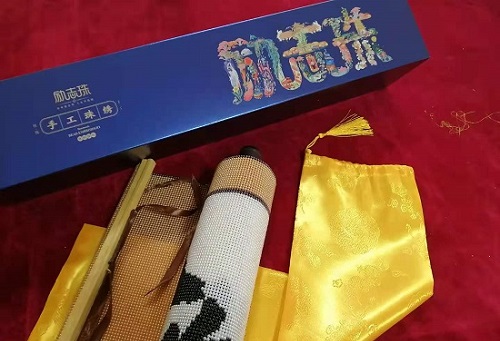 5月12日，農(nóng)村手工活加工項目代，帶回家做手工活，手工之家這樣做，大家自然很放心，圖為勵志珠珠繡手工產(chǎn)品多款外包裝剪影