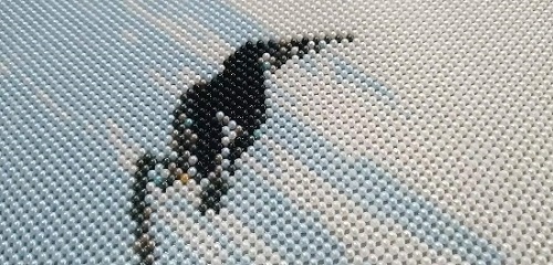 5月13日，代加工手工活，在家做手工兼職，手工之家給每個加工人員提供成品樣品，圖為勵志珠珠繡手工產(chǎn)品細節(jié)剪影 