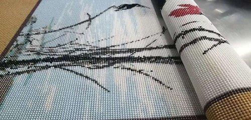 5月13日，代加工手工活，在家做手工兼職，手工之家給每個加工人員提供成品樣品，圖為勵志珠珠繡手工產(chǎn)品細節(jié)剪影 