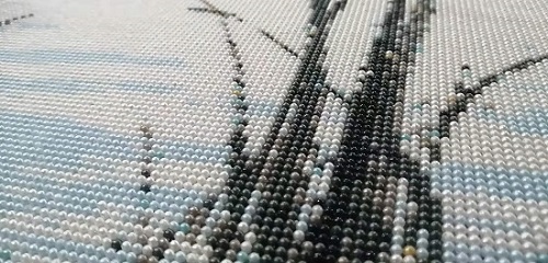 5月13日，代加工手工活，在家做手工兼職，手工之家給每個加工人員提供成品樣品，圖為勵志珠珠繡手工產(chǎn)品細節(jié)剪影 