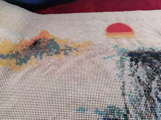 5月14日，在家做的手工活正規(guī)平臺(tái)，拿回家做的手工活，手工之家的珠繡串珠驗(yàn)收標(biāo)準(zhǔn)明確，合作資料里就有，圖為勵(lì)志珠珠繡串珠手工產(chǎn)品剪影