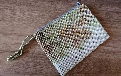 5月15日，招聘手工活加工，拿回家做的手工活大批，手工之家的珠繡串珠外發(fā)手工活時間自由，但不是絕對的自由，圖為繡娘創(chuàng)新勵志珠珠繡手工產(chǎn)品剪影