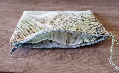 5月15日，招聘手工活加工，拿回家做的手工活大批，手工之家的珠繡串珠外發(fā)手工活時間自由，但不是絕對的自由，圖為繡娘創(chuàng)新勵志珠珠繡手工產(chǎn)品剪影