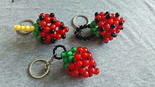 5月15日，招聘手工活加工，拿回家做的手工活大批，手工之家的珠繡串珠外發(fā)手工活時間自由，但不是絕對的自由，圖為繡娘創(chuàng)新勵志珠珠繡手工產(chǎn)品剪影