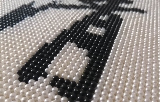 5月16日，可靠的手工活外發(fā)，帶回家做的手工活，手工之家的珠繡串珠手工有了不合格的產(chǎn)品怎么辦，圖為勵志珠珠繡手工產(chǎn)品細節(jié)剪影