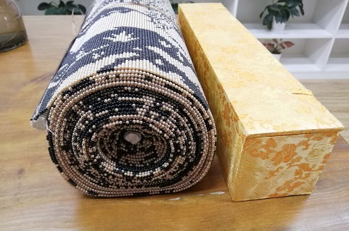 5月17日，在家做的手工活正規(guī)平臺，正規(guī)手工活大批量外發(fā)加工，不斷創(chuàng)新的手工之家給大家發(fā)展的美好前景和希望，圖為勵志珠珠繡手工（清明上河圖）細節(jié)剪影