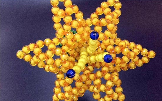 5月20日，手工活外發(fā)加工正規(guī)的廠家，純手工活兼職，選擇手工之家的人都是因為了解得很充分，圖為勵志珠珠繡串珠手工產(chǎn)品剪影