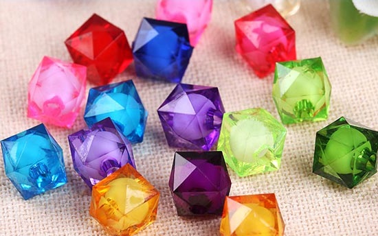 5月21日，純手工活代加工，正規(guī)純手工活外發(fā)，大家為什么都說手工之家的珠繡串珠外發(fā)手工活好學(xué)好做？圖為珠繡立體串珠手工多色繡珠剪影 