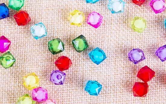 5月21日，純手工活代加工，正規(guī)純手工活外發(fā)，大家為什么都說手工之家的珠繡串珠外發(fā)手工活好學(xué)好做？圖為珠繡立體串珠手工多色繡珠剪影 