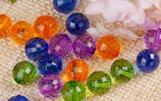 5月21日，純手工活代加工，正規(guī)純手工活外發(fā)，大家為什么都說手工之家的珠繡串珠外發(fā)手工活好學(xué)好做？圖為珠繡立體串珠手工多色繡珠剪影 