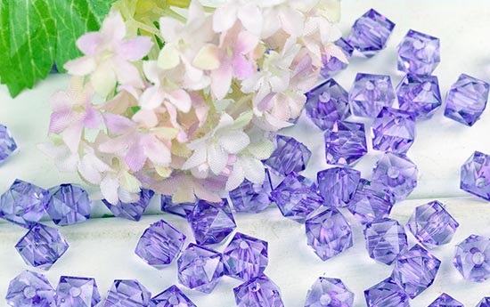 5月21日，純手工活代加工，正規(guī)純手工活外發(fā)，大家為什么都說手工之家的珠繡串珠外發(fā)手工活好學(xué)好做？圖為珠繡立體串珠手工多色繡珠剪影 