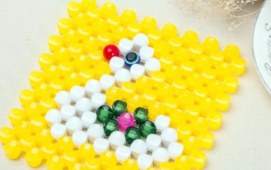 5月22日，找附近手工活拿回家做，手工外發(fā)加工網(wǎng)，想做珠繡串珠手工掙錢，該怎么與手工之家合作？圖為勵(lì)志珠珠繡串珠手工產(chǎn)品剪影