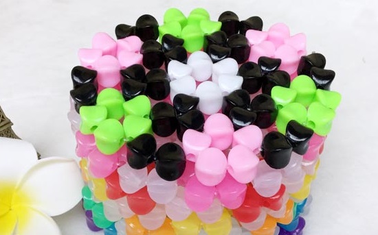 5月22日，找附近手工活拿回家做，手工外發(fā)加工網(wǎng)，想做珠繡串珠手工掙錢，該怎么與手工之家合作？圖為勵(lì)志珠珠繡串珠手工產(chǎn)品剪影