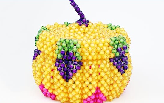 5月23日，手工活拿回家做，在家做手工兼職，手工之家的手工產(chǎn)品驗(yàn)收，標(biāo)準(zhǔn)寫的真清楚，圖為勵(lì)志珠珠繡串珠手工產(chǎn)品剪影 