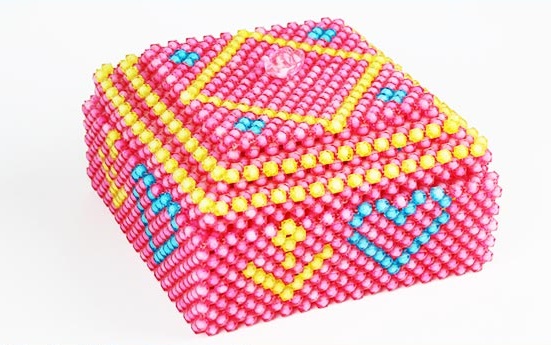 5月23日，手工活拿回家做，在家做手工兼職，手工之家的手工產(chǎn)品驗(yàn)收，標(biāo)準(zhǔn)寫的真清楚，圖為勵(lì)志珠珠繡串珠手工產(chǎn)品剪影 