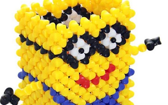 5月25日，拿回家做的手工活大批，加工活外放的正規(guī)公司，手工之家的珠繡材料套件很貼心，圖為珠繡串珠手工（筆筒）產(chǎn)品剪影