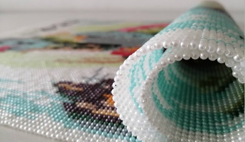 5月29日，正規(guī)手工活大批量外發(fā)加工，帶回家做手工活，剛開始做珠繡串珠外發(fā)手工活的什么產(chǎn)品好，圖為勵志珠珠繡純手工產(chǎn)品剪影