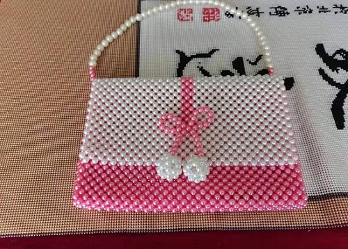 5月31日，拿回家做的手工活大批，純手工活代加工，真的有人不適合做手工之家的珠繡串珠外發(fā)手工活，圖為勵(lì)志珠珠繡串珠手工產(chǎn)品剪影