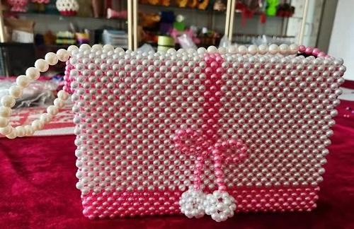 5月31日，拿回家做的手工活大批，純手工活代加工，真的有人不適合做手工之家的珠繡串珠外發(fā)手工活，圖為勵(lì)志珠珠繡串珠手工產(chǎn)品剪影