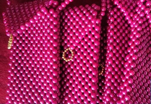 6月1日，可靠的手工活外發(fā)，手工活拿回家做，做外發(fā)手工活為什么有人不掙錢？圖為勵志珠珠繡串珠手工產(chǎn)品剪影