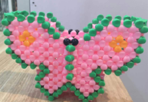 6月2日，在家做的手工活正規(guī)平臺(tái)，帶回家做手工活，手工之家在材料提供上也人性化，圖為勵(lì)志珠珠繡串珠手工產(chǎn)品剪影