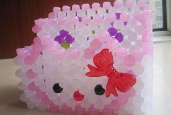 6月2日，在家做的手工活正規(guī)平臺(tái)，帶回家做手工活，手工之家在材料提供上也人性化，圖為勵(lì)志珠珠繡串珠手工產(chǎn)品剪影