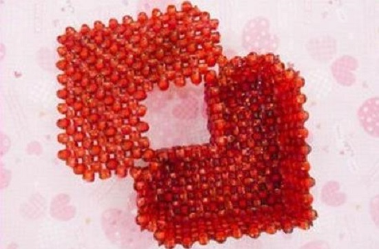 6月2日，在家做的手工活正規(guī)平臺(tái)，帶回家做手工活，手工之家在材料提供上也人性化，圖為勵(lì)志珠珠繡串珠手工產(chǎn)品剪影