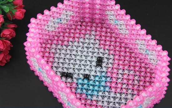 6月3日，正規(guī)純手工活外發(fā)、手工外包發(fā)布平臺，比較之后更知道手工之家的好，圖為勵志珠珠繡串珠手工產(chǎn)品剪影