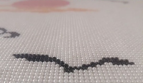 為什么大家都非常努力做這里的串珠加工手工活呢？(圖1)