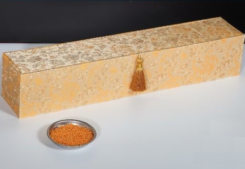 6月11日，手工活外發(fā)加工，正規(guī)手工活大批量外發(fā)加工，手工之家對珠繡手工的專業(yè)和全面，圖為勵志珠珠繡手工產(chǎn)品外包裝剪影