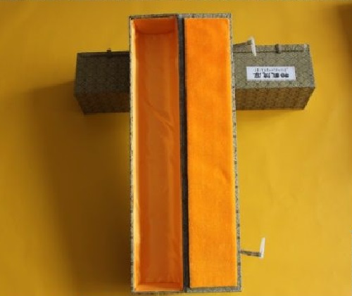 6月11日，手工活外發(fā)加工，正規(guī)手工活大批量外發(fā)加工，手工之家對珠繡手工的專業(yè)和全面，圖為勵志珠珠繡手工產(chǎn)品外包裝剪影