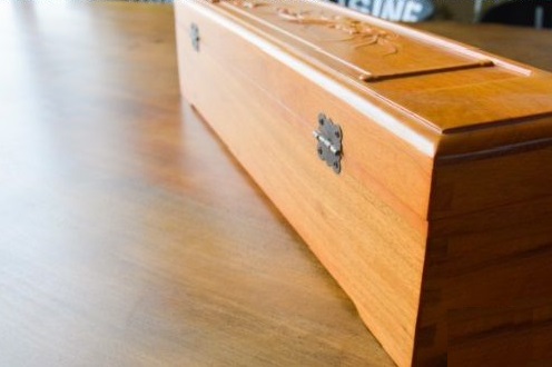 6月11日，手工活外發(fā)加工，正規(guī)手工活大批量外發(fā)加工，手工之家對珠繡手工的專業(yè)和全面，圖為勵志珠珠繡手工產(chǎn)品外包裝剪影