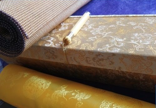 6月12日，拿回家做的手工活大批，可靠的手工活外發(fā)，不管什么合作方式，在手工之家都沒有后顧之憂，圖為勵志珠珠繡手工成品外包裝剪影