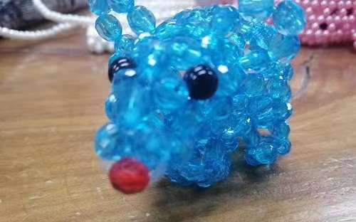 6月13日，手工兼職招聘帶回家做，手工外包發(fā)布平臺，選擇手工之家因為這里驗收標準清楚明白，圖為勵志珠珠繡串珠手工產(chǎn)品剪影