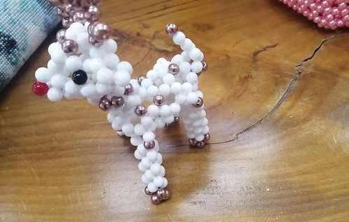 6月13日，手工兼職招聘帶回家做，手工外包發(fā)布平臺，選擇手工之家因為這里驗收標準清楚明白，圖為勵志珠珠繡串珠手工產(chǎn)品剪影
