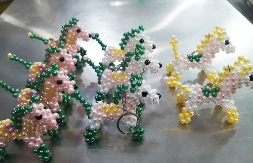 6月14日，全國正規(guī)手工活平臺有哪些，農(nóng)村手工活加工項目代，手工之家實現(xiàn)創(chuàng)業(yè)夢想的好地方，圖為勵志珠珠繡串珠手工產(chǎn)品剪影