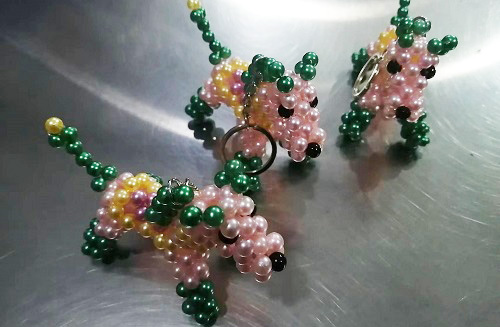 6月14日，全國正規(guī)手工活平臺有哪些，農(nóng)村手工活加工項目代，手工之家實現(xiàn)創(chuàng)業(yè)夢想的好地方，圖為勵志珠珠繡串珠手工產(chǎn)品剪影