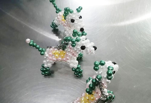 6月14日，全國正規(guī)手工活平臺有哪些，農(nóng)村手工活加工項目代，手工之家實現(xiàn)創(chuàng)業(yè)夢想的好地方，圖為勵志珠珠繡串珠手工產(chǎn)品剪影