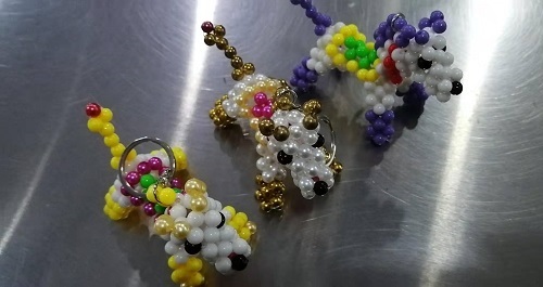 6月14日，全國正規(guī)手工活平臺有哪些，農(nóng)村手工活加工項目代，手工之家實現(xiàn)創(chuàng)業(yè)夢想的好地方，圖為勵志珠珠繡串珠手工產(chǎn)品剪影