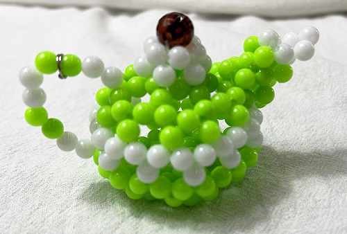 6月15日，拿回家做的手工活，正規(guī)純手工活外發(fā)，手工之家的珠繡串珠手工活代加工項目有多難？圖為勵志珠珠繡串珠手工產品剪影