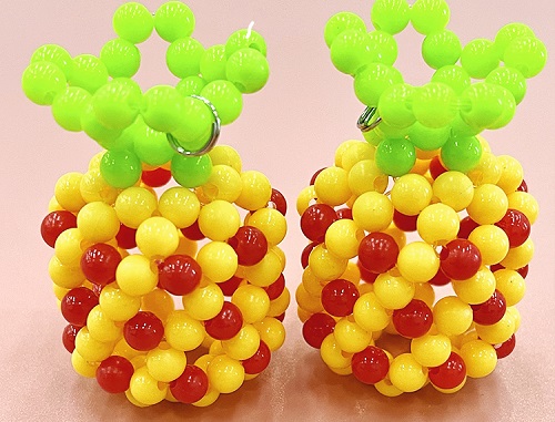 6月16日，正規(guī)手工活外發(fā)平臺，純手工活外發(fā)加工項目，手工之家的純手工產(chǎn)品發(fā)展有大空間，圖為勵志珠珠繡串珠手工產(chǎn)品剪影