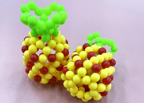 6月16日，正規(guī)手工活外發(fā)平臺，純手工活外發(fā)加工項目，手工之家的純手工產(chǎn)品發(fā)展有大空間，圖為勵志珠珠繡串珠手工產(chǎn)品剪影
